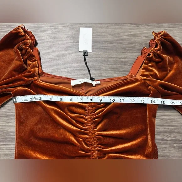 ASTR Vanya Rust Orange Velvet Ruched Long Sleeve Top Size Small NWT - Picture 4 of 6